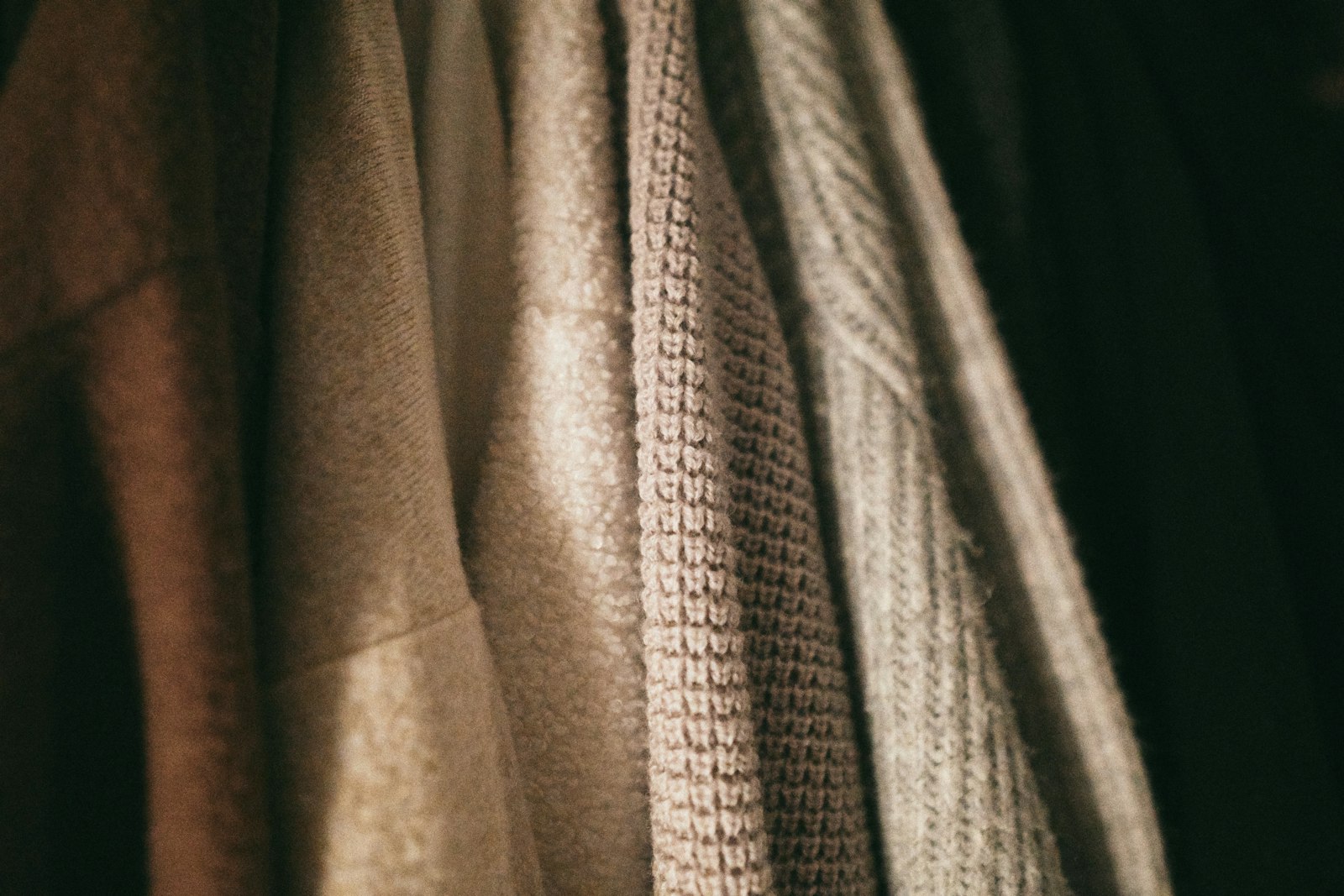 Close-up de bouloches sur la laine d'un pull