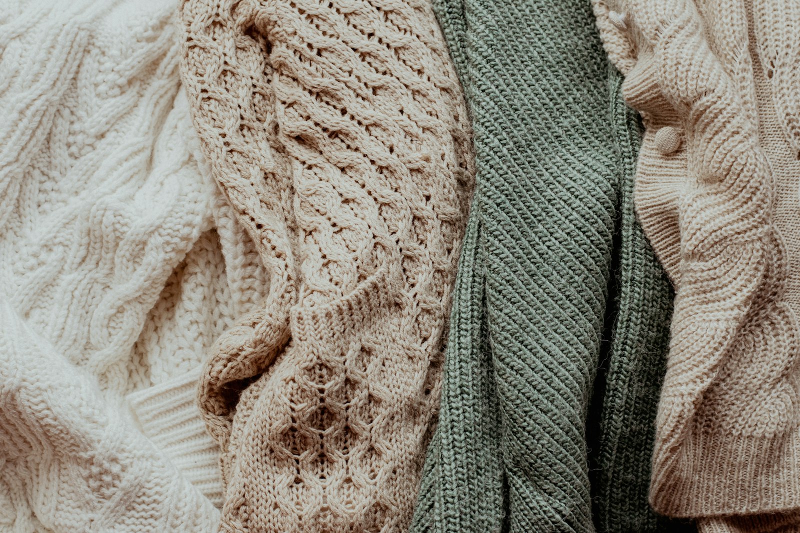 Pile de pulls en laine et cachemire pliés