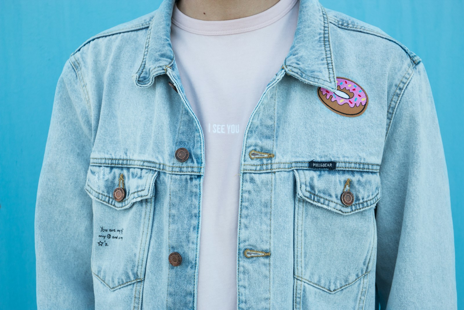 Customiser un jean ou une veste en jean : patchs, peinture, broderie
