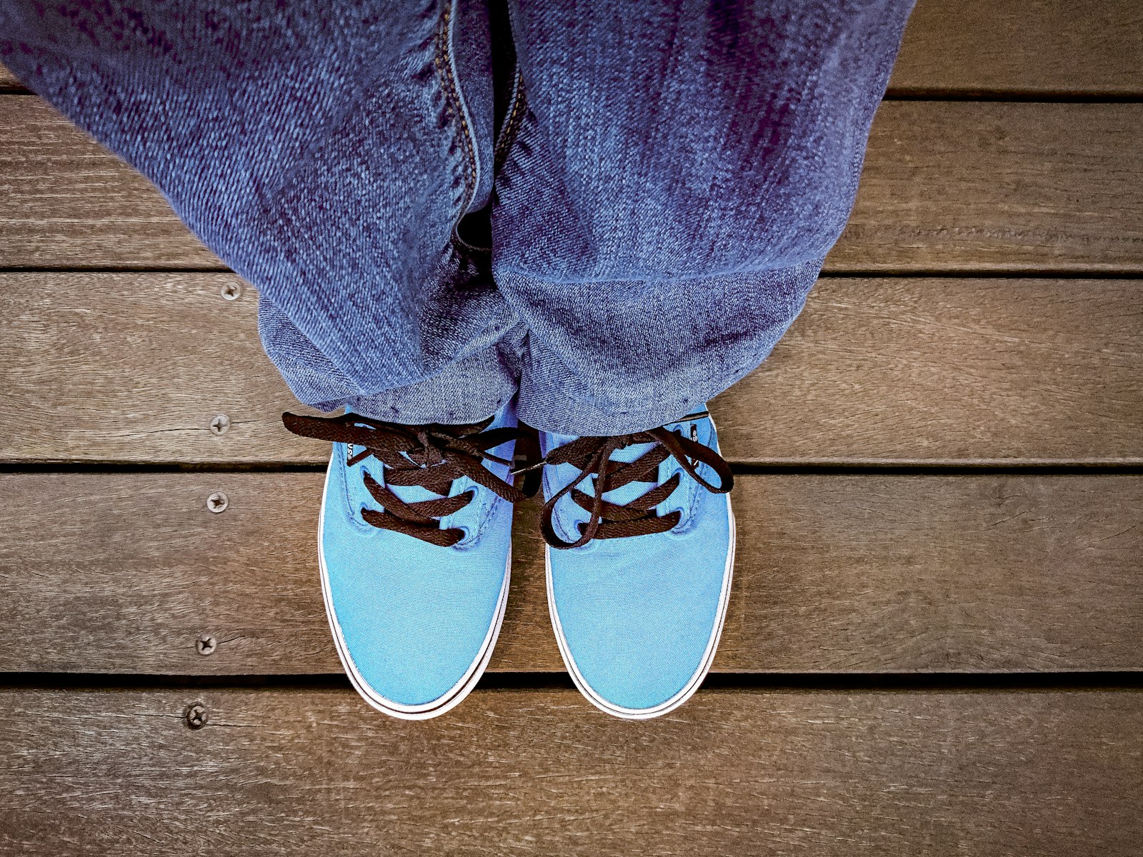 Ourlet de jean en denim brut avec coutures apparentes