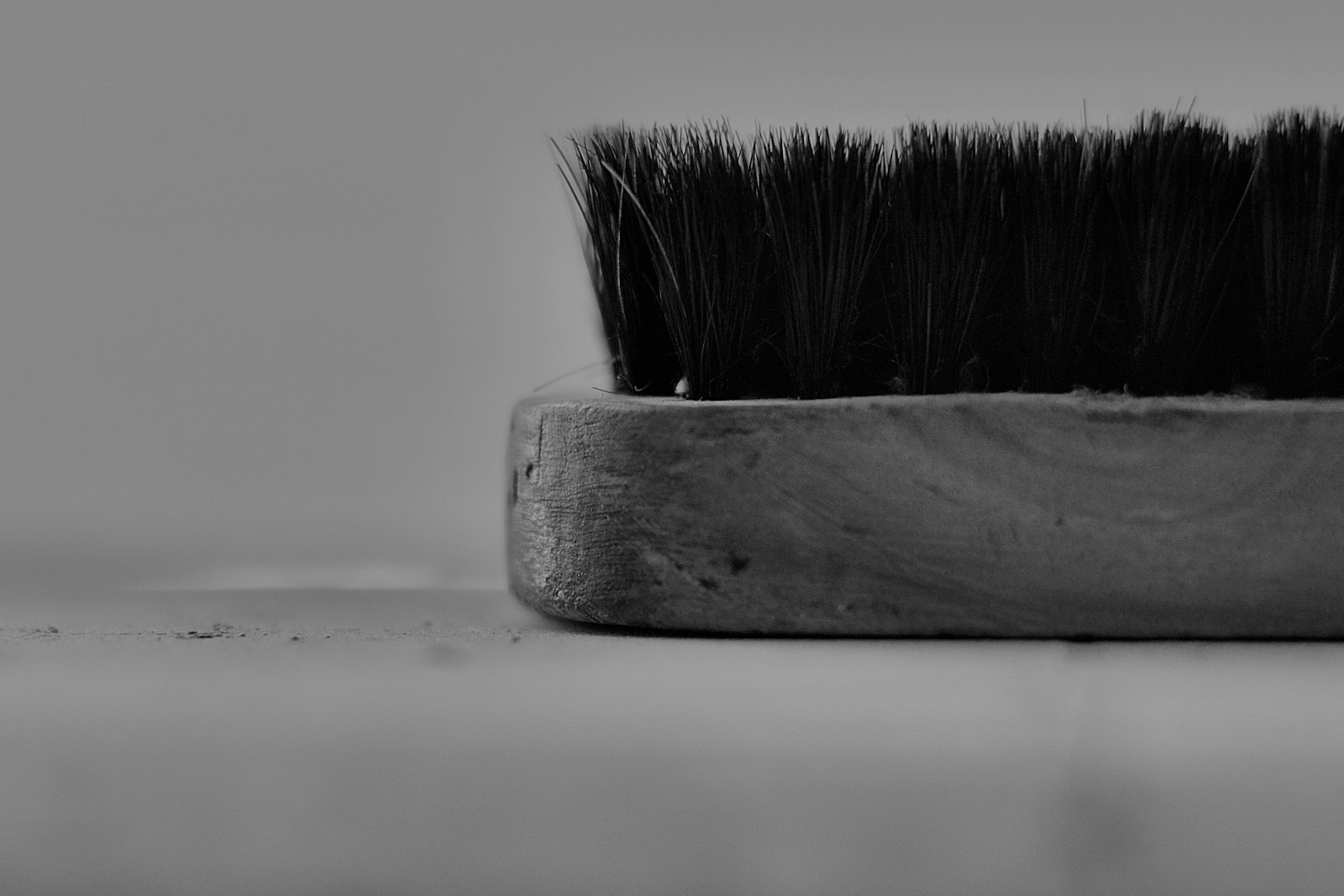 Brosse pour entretenir le cuir nubuck d'un sac