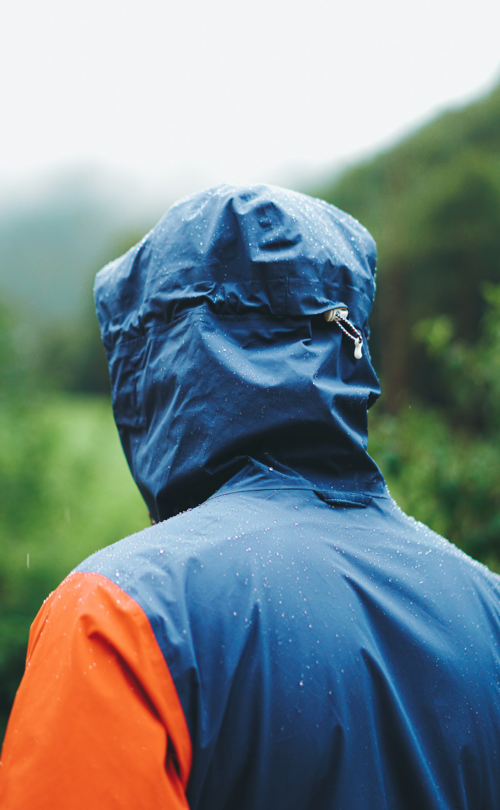 Veste outdoor portée en randonnée sous la pluie
