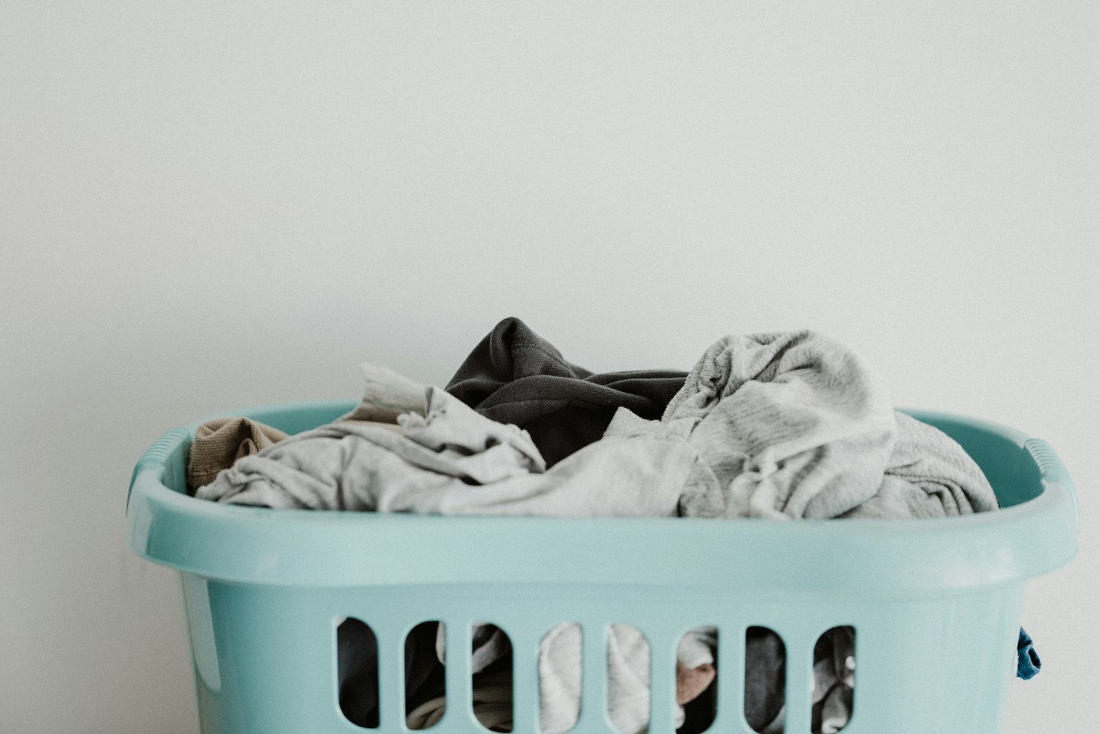 Pull en laine lavé à la main dans une bassine