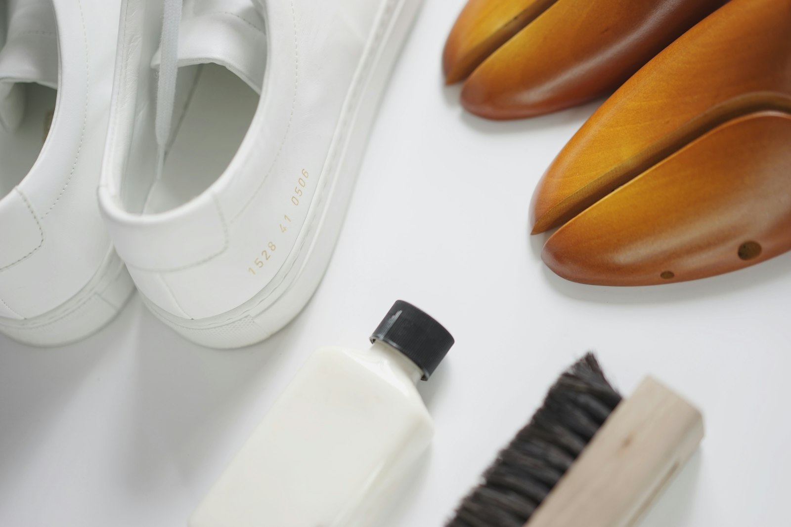 Brosse pour nettoyer une sneaker blanche en cuir