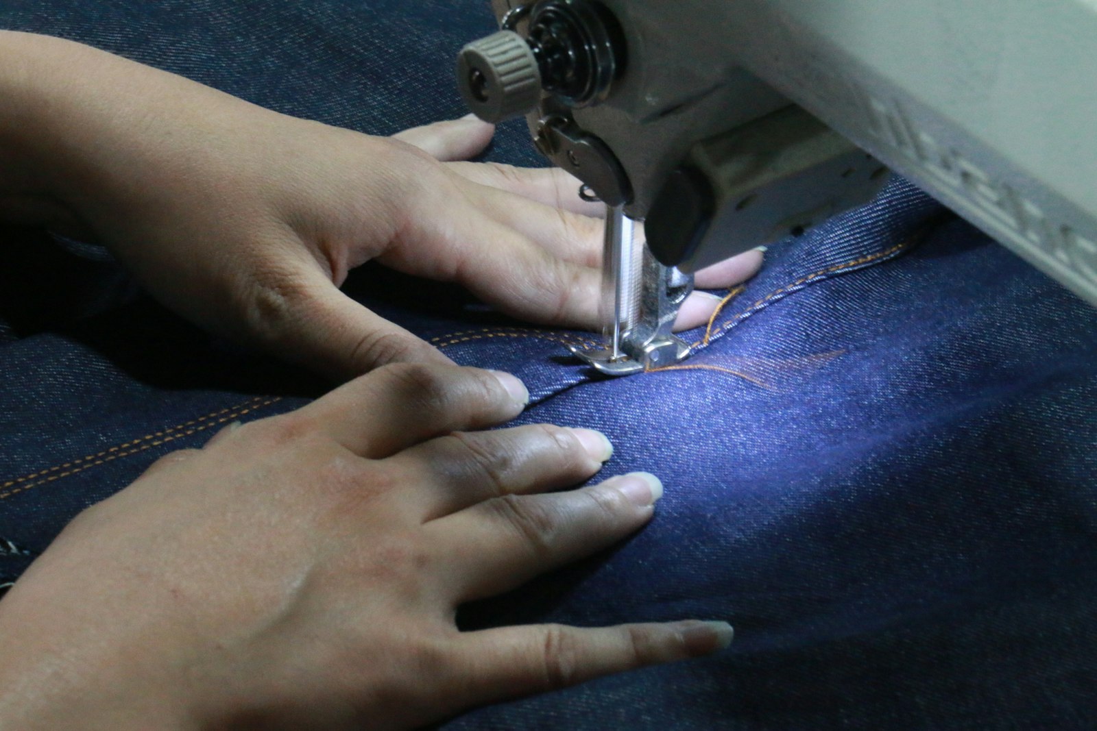 Ourlet de pantalon : à la main, à la machine, ou chez le retoucheur ?