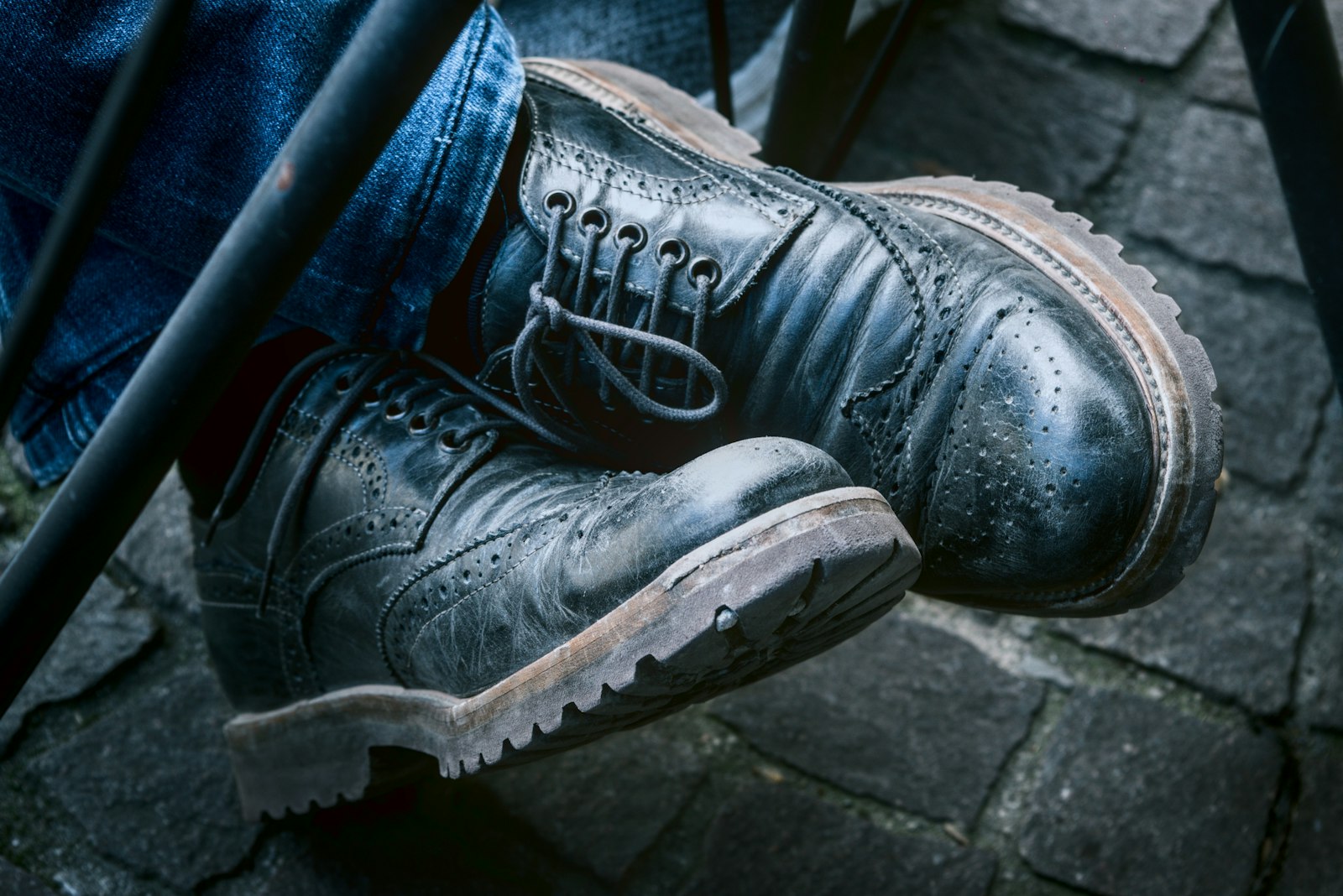 Patiner ses chaussures de cuir : l'art du cordonnier expliqué