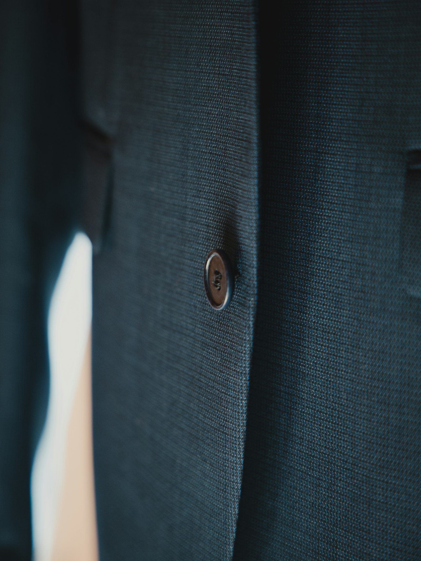 Raccourcir une manche, cintrer une chemise ou une veste : les retouches qui changent la silhouette