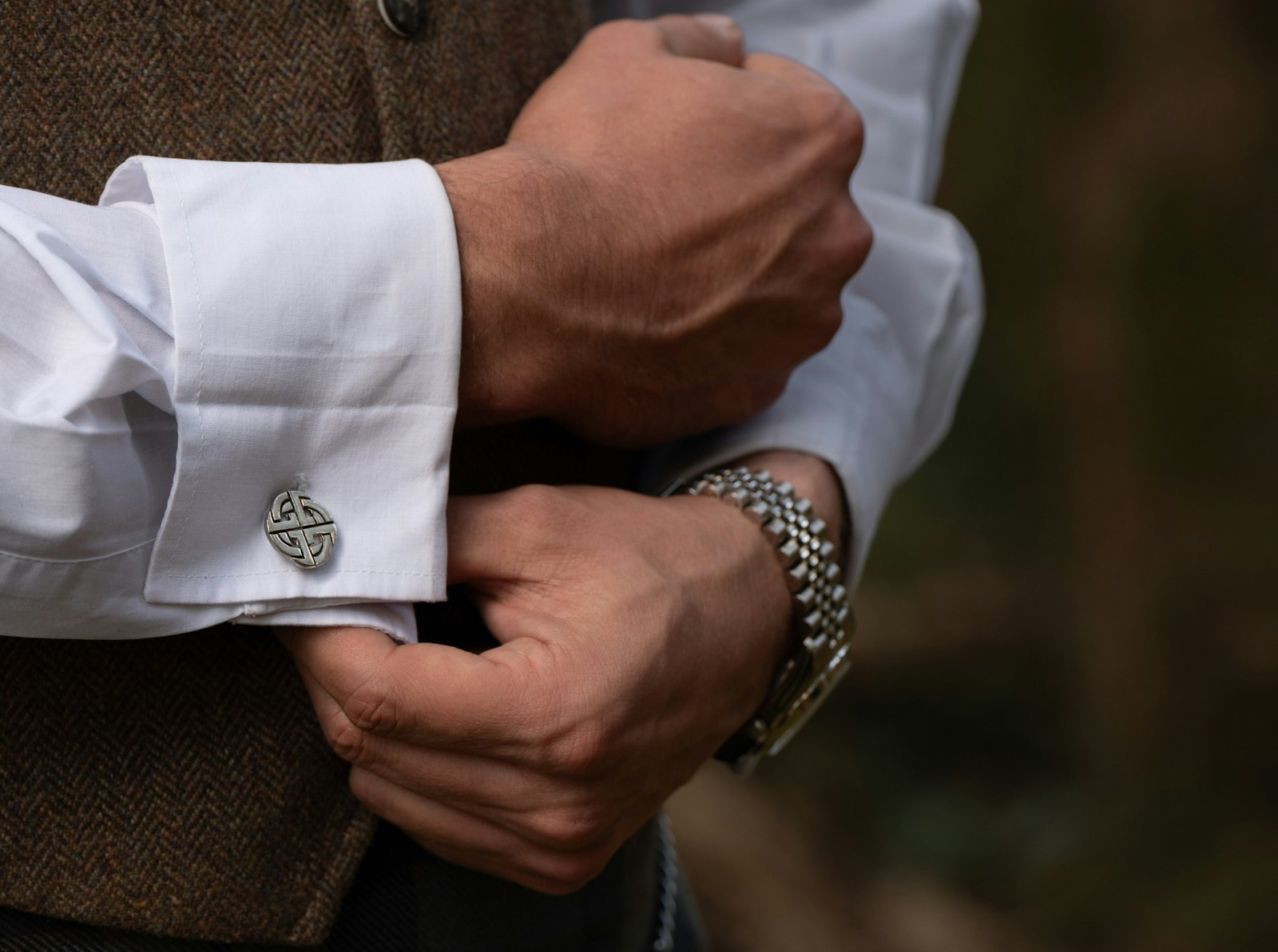 Veste de costume cintrée dans un atelier de tailleur