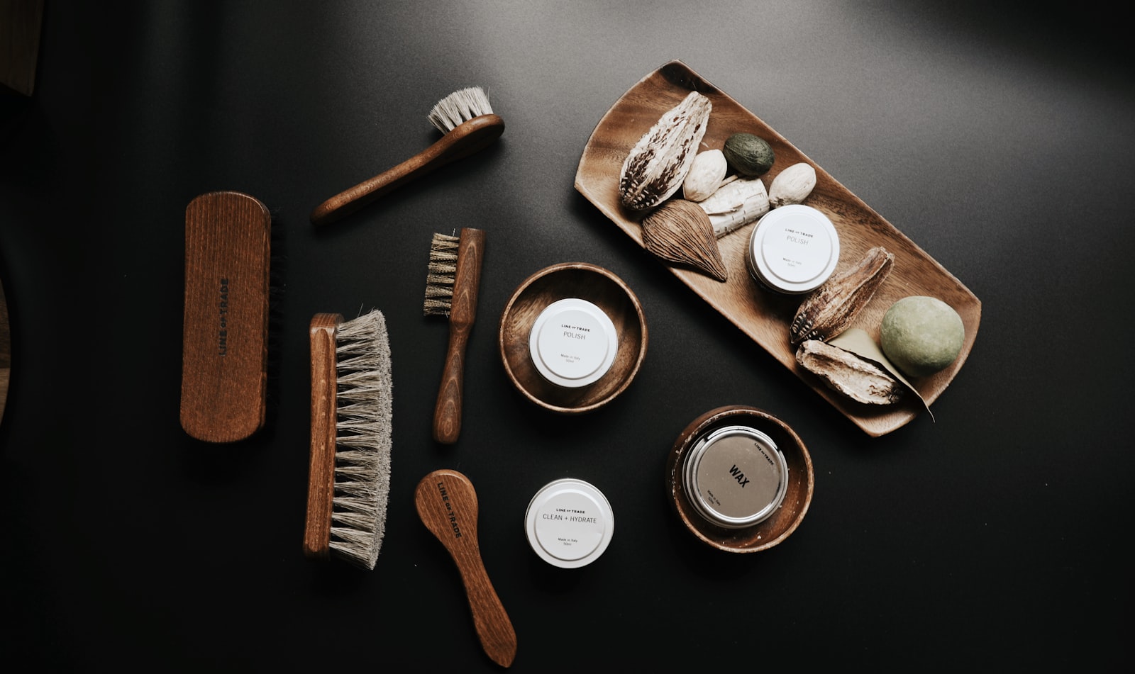 Baume nourrissant et brosse pour cuir de chaussure