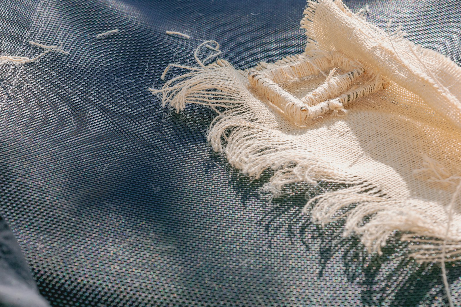 Réparer un jean troué : entrejambe, genou, accroc — toutes les techniques