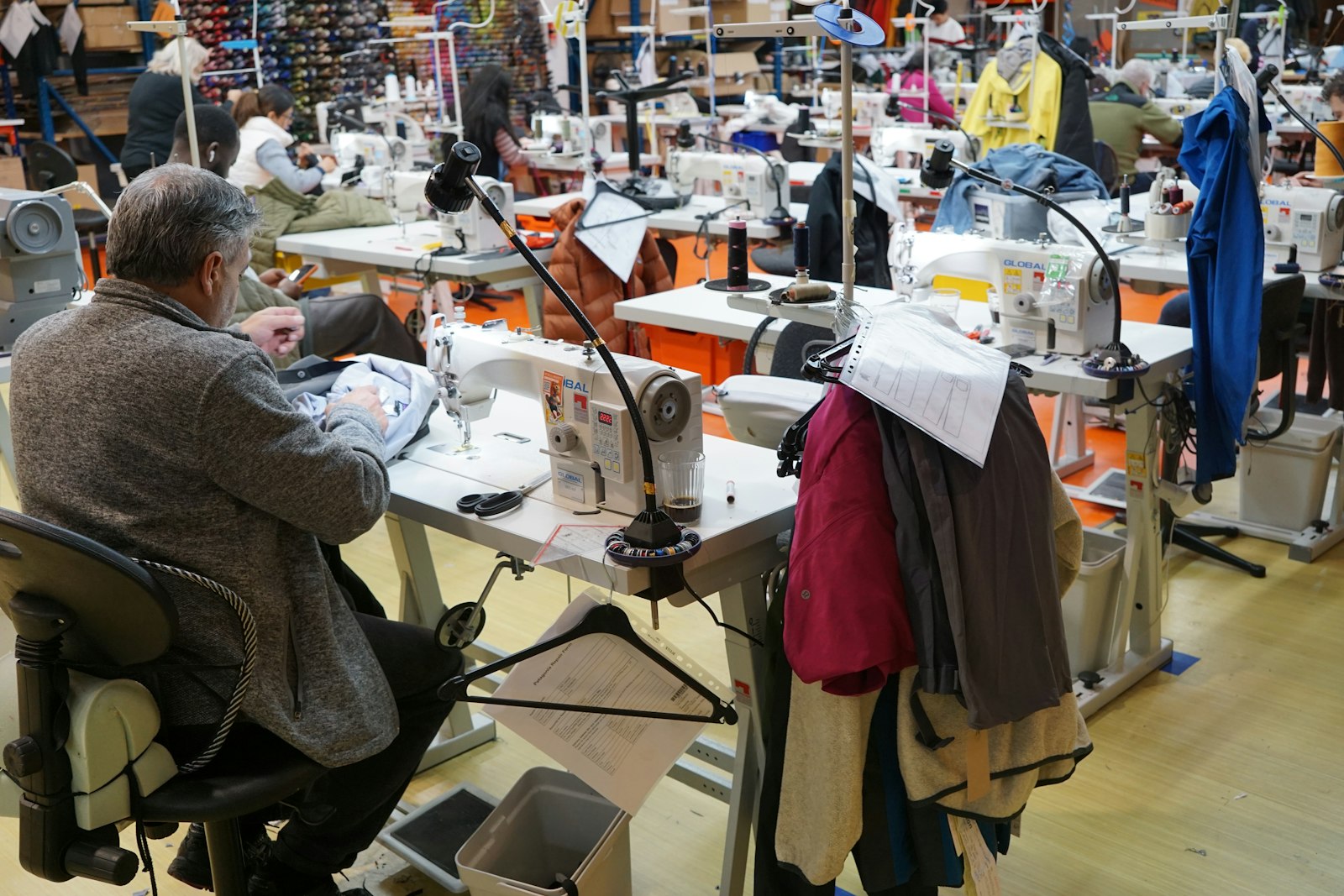 Retouche vêtement : ce qu'on peut faire soi-même, ce qu'il faut confier à un pro