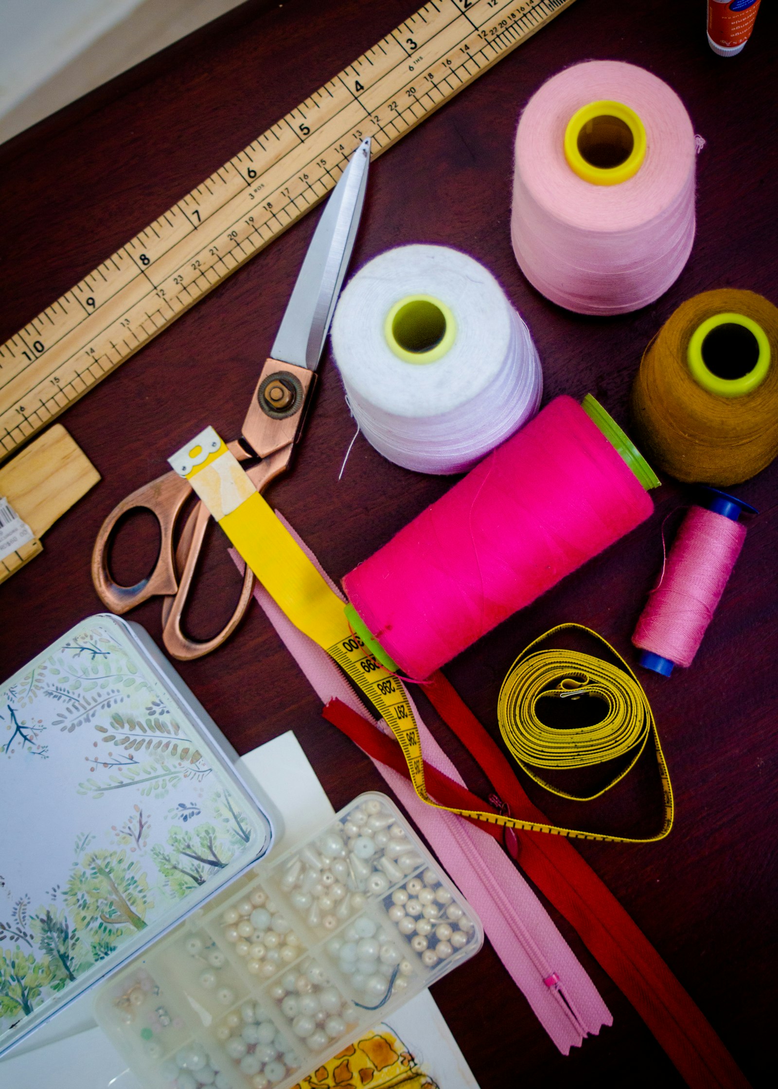 Fil, bobines et ciseaux d'un atelier de couture