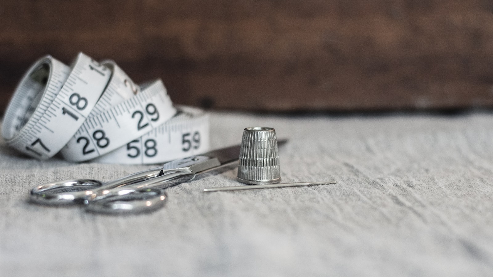 Mètre ruban de tailleur sur un vêtement en cours de retouche