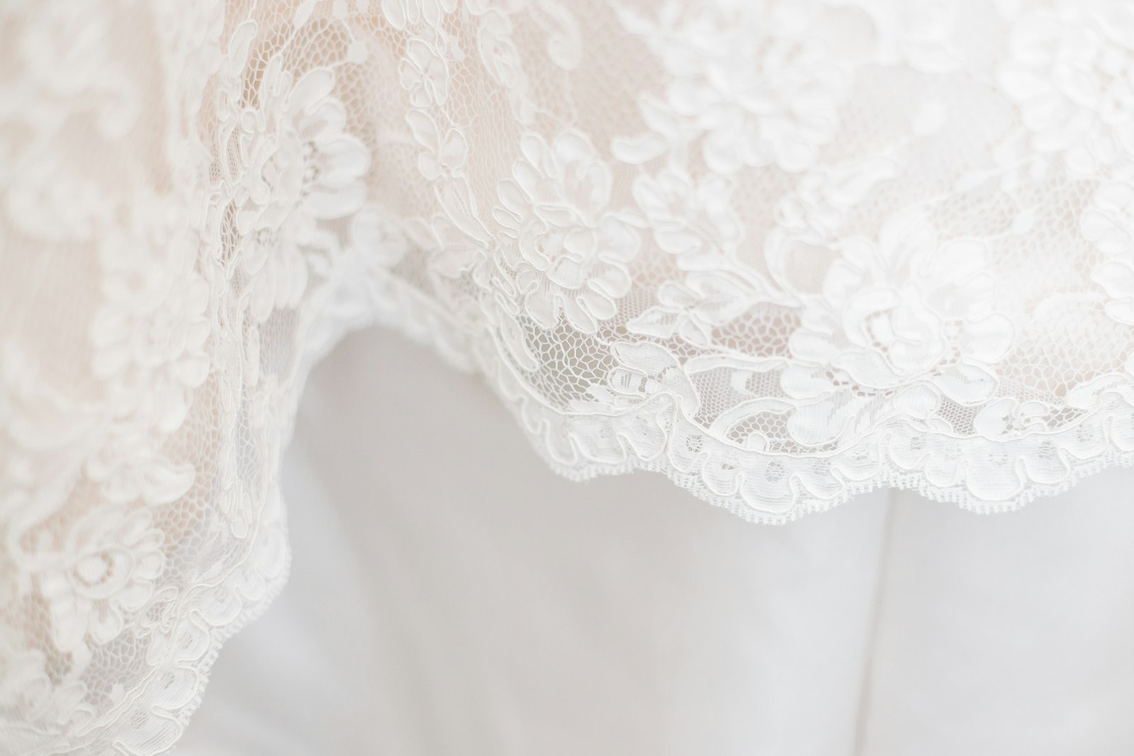 Détail de dentelle sur une robe de mariée