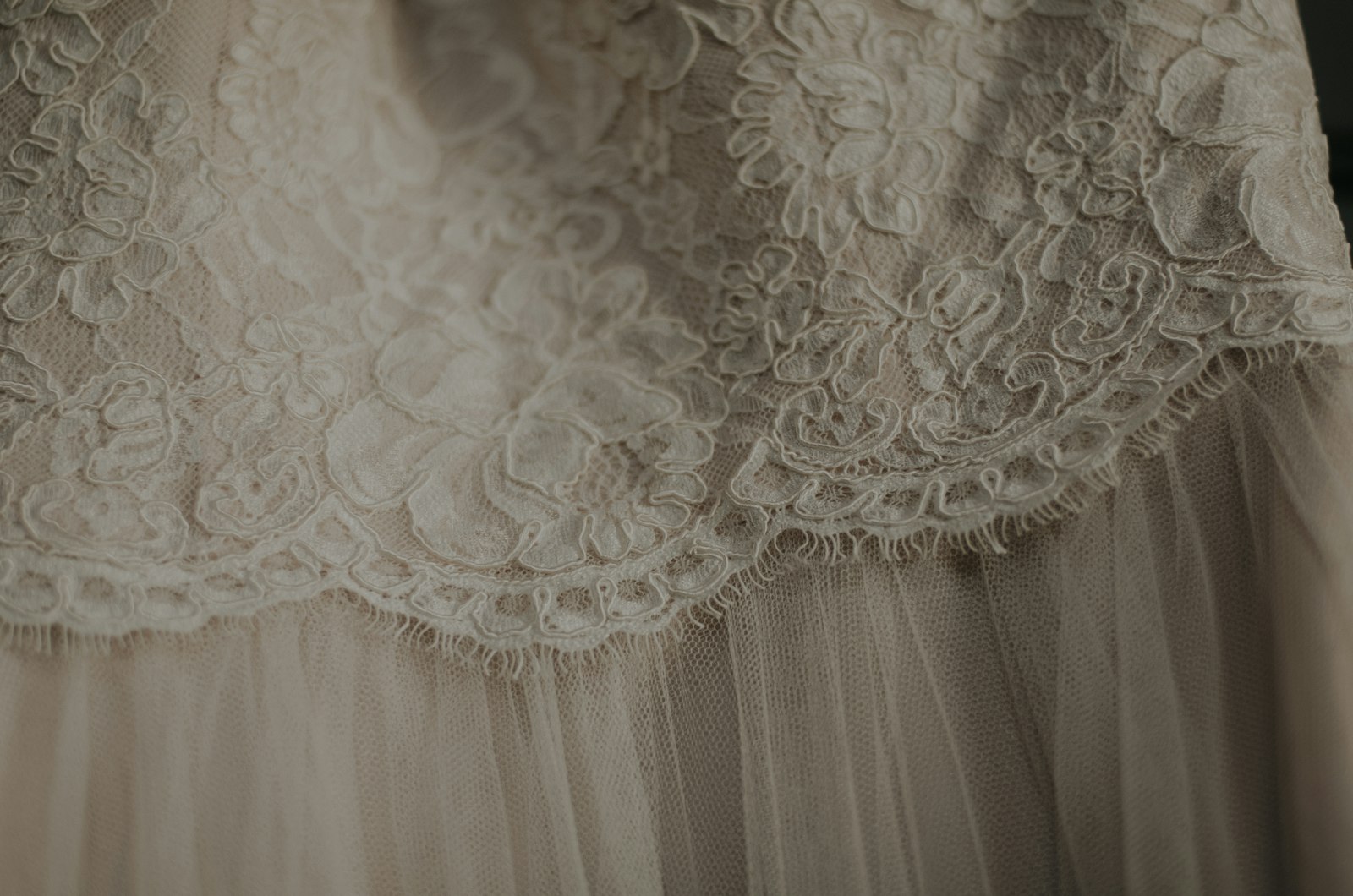 Tissu blanc travaillé en atelier de couture